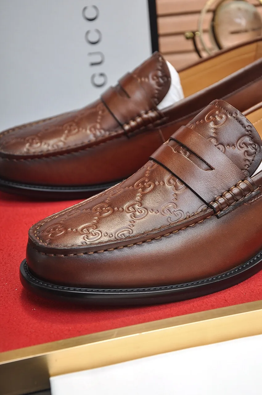 Men's shoes💰560💶Italy's top luxury men's shoe giant (GUCCI) (Gucci) (full cowhide lining) new arrival🍃Original European style🔰 Pleasant to the eye😍In order to make the shoes more durable and non-deformable🌀The production continues to follow traditional methods but there is still no lack of innovation💪Choose original sheepskin for the leather♻️ Smooth and natural And extra bright ⭐Made of imported cowhide, the first choice of rich people 38-45 (45 customized)
